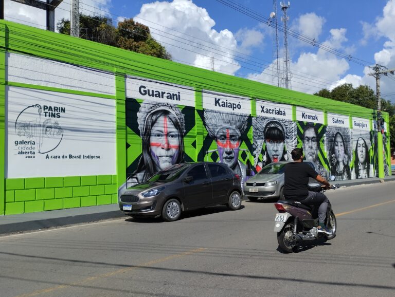 Artista parintinense faz homenagem à lideranças Indígenas em mural no centro da cidade