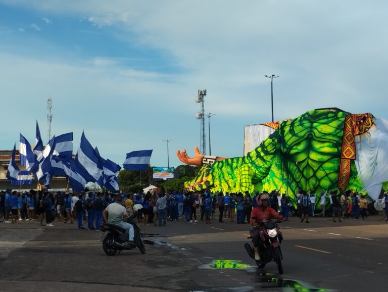 Boi Caprichoso: Em momentos de fé e celebração inicia translado de alegorias para o Bumbódromo