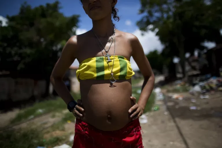 Risco de bebê morrer no parto dobra quando mãe tem menos de 15 anos
