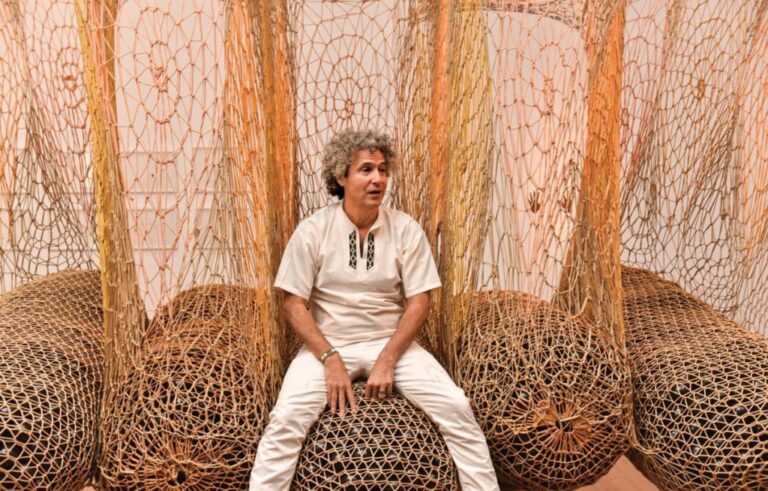 Artista brasileiro Ernesto Neto expõe instalações de crochê em Paris