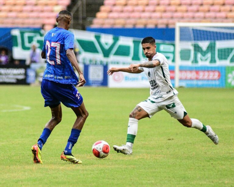 Nos pênaltis, Manaus bate Parintins e classifica para final do 1º turno do Barezão