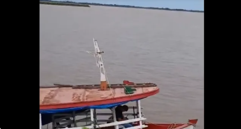 Comandante desmaia durante a viagem e barco bate em barranco, às margens do rio no Amazonas