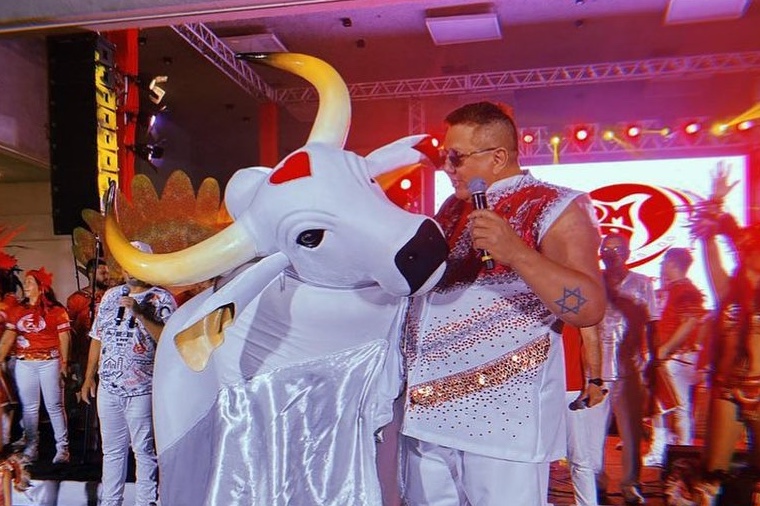 David Assayag pede desculpas à galera Vermelha e Branca após erro no Carnaboi de Parintins