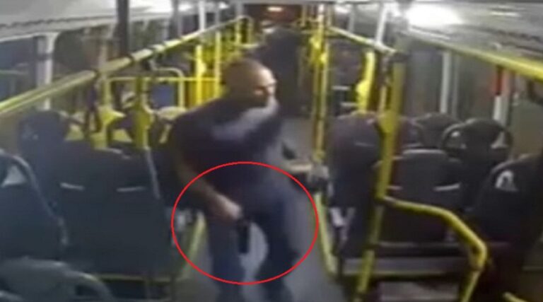 Jovem é assassinado a tiros dentro de ônibus após discussão