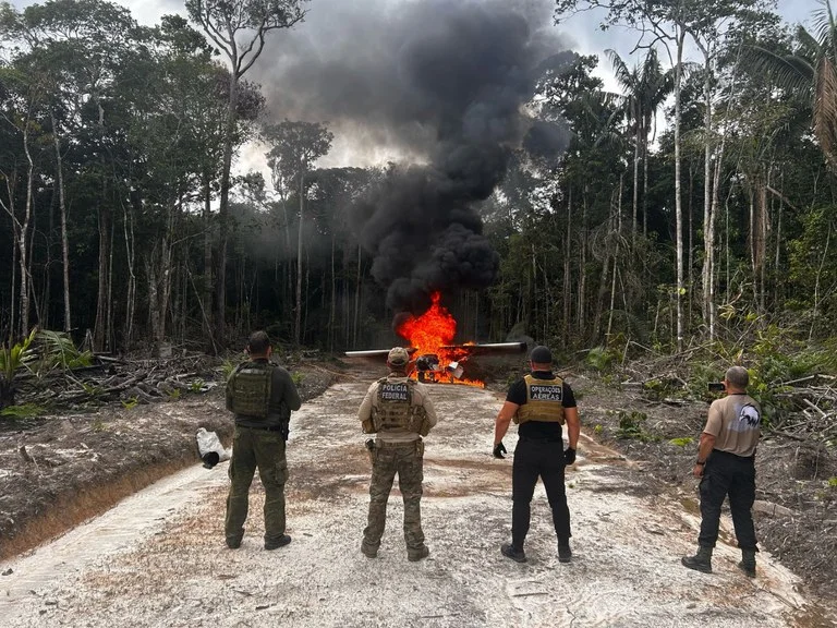 PF destrói aeronaves usadas para o tráfico de drogas no Amazonas