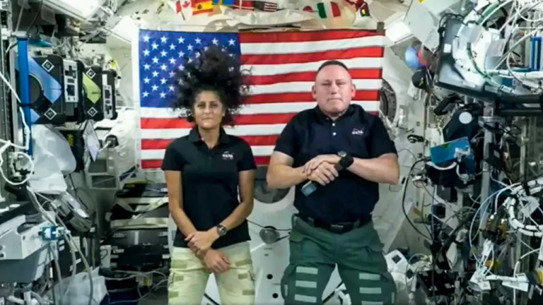Astronautas ‘presos’ no espaço há oito meses devem retornar à Terra ainda em março