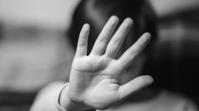 Mãe “alugava” filha de 11 anos para abusadores e dava vídeos do crime