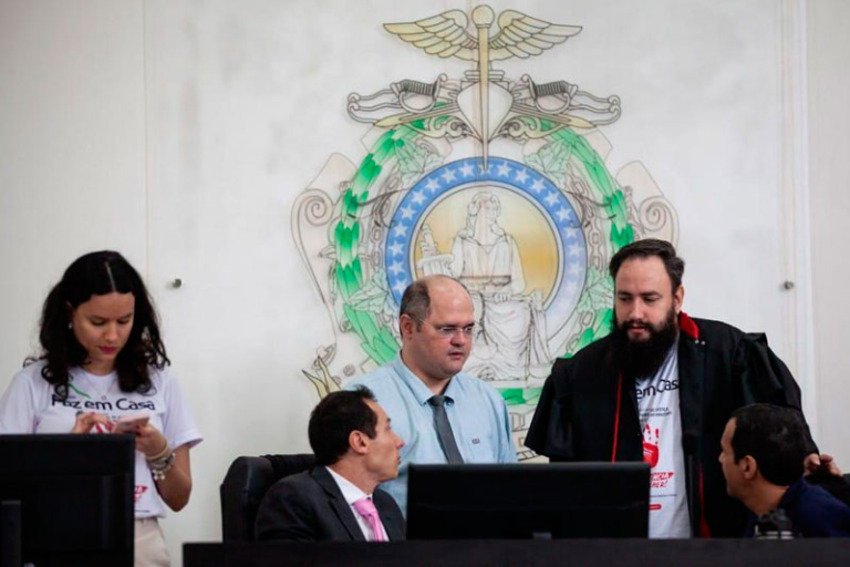 Homem é condenado a 27 anos de prisão por feminicídio contra a própria mãe em Manaus