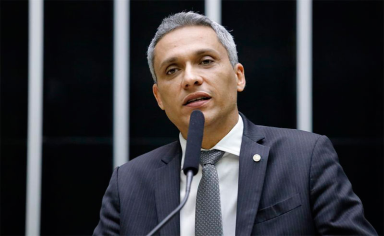Fala sobre ‘trisal’ no Congresso gera pedido de cassação do deputado Gustavo Gayer