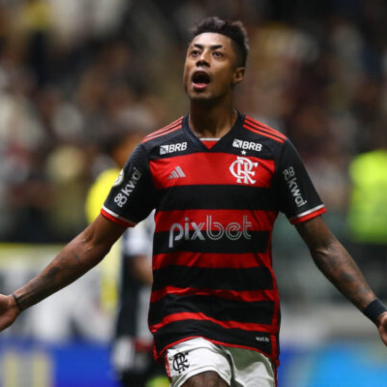 Bruno Henrique marca novamente contra o Vasco e chega aos 100 gols pelo Flamengo e 150 na carreira