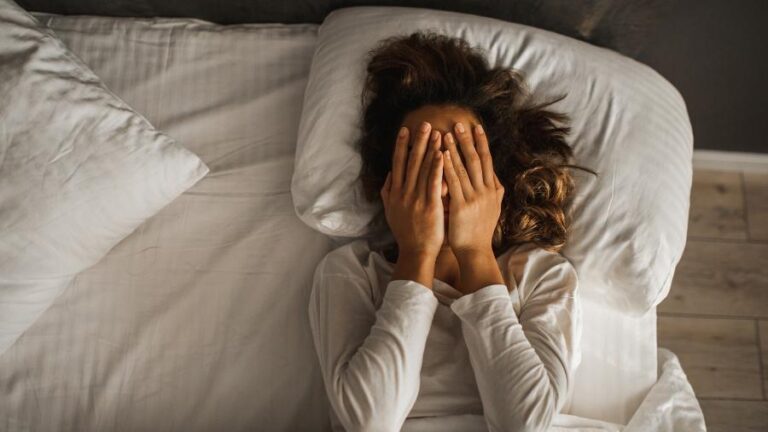 Acorda de madrugada e não consegue dormir? Veja dicas salvadoras