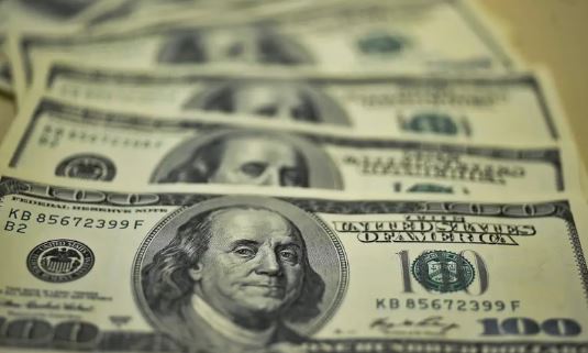 Dólar cai para R$ 5,66 após Copom e acordo entre EUA e Reino Unido