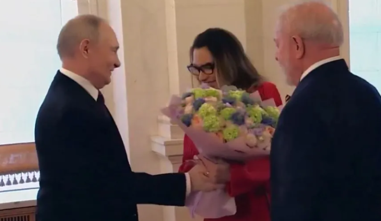Lula chega à Rússia para visita oficial e Janja recebe flores de Putin