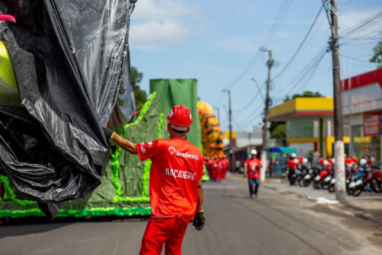 Boi Garantido começa transporte de alegorias para o Festival de Parintins 2025