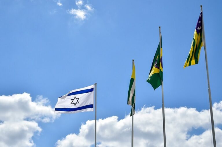 Israel fecha embaixadas ao redor do mundo após ataques mútuos com o Irã