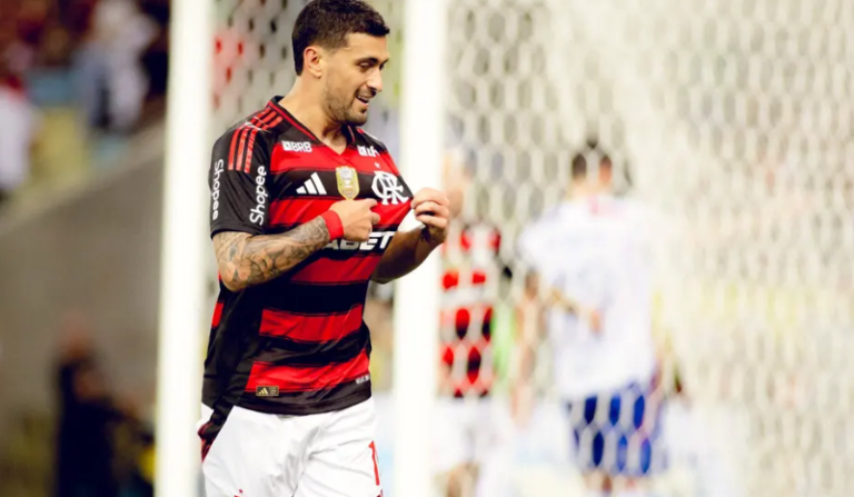 Flamengo goleia Fortaleza por 5 a 0 e assume liderança do Brasileirão