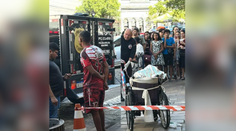 Filho que andou com pai morto em cadeira de rodas no Centro de Manaus é preso por ameaçar matar ex