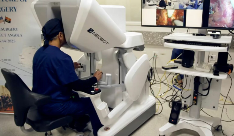 Como médico dos EUA usou robô para realizar cirurgia a 11 mil km de distância